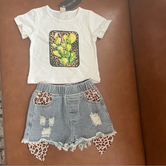 Two Piece Set Baby Girl Leopard Distressed
Denim Shorts and Tee Set Sz 12-18 NWT - Picture 2 of 7